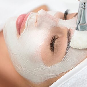 LIMPEZA DE PELE E REVITALIZAÇÃO FACIAL